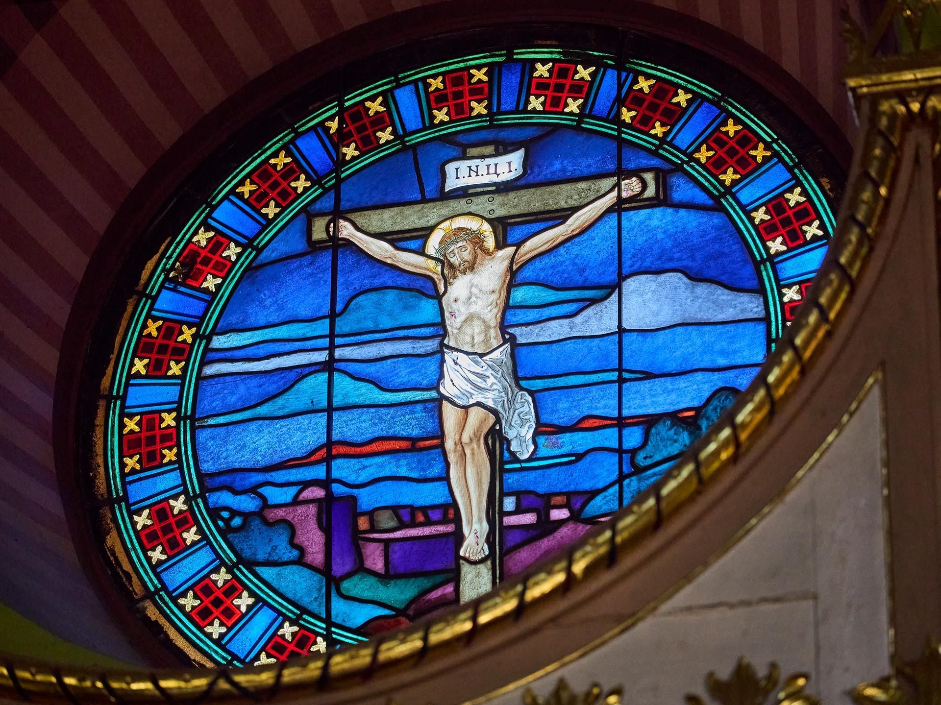 Вітраж з розп’яттям (фото Олекси Піджарого)