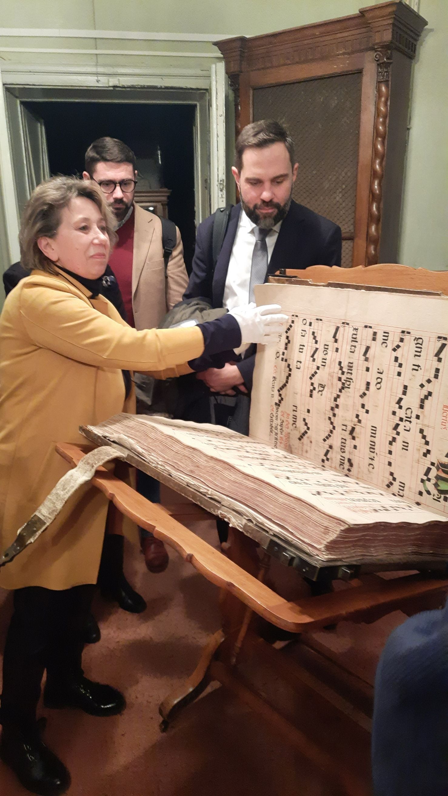 Мирослава Дядюк демонструє градуал XVII століття