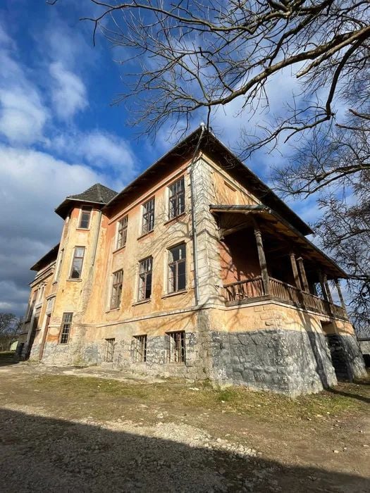 Деревʼяна веранда, відновлена під час волонтерського освітнього реставраційного табору спільно з БУР, Румунською спілкою архітекторів та ГО «RoЗkit»