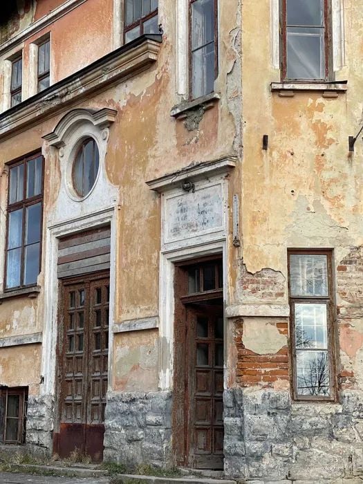 Два входи та історична таблиця над дверима