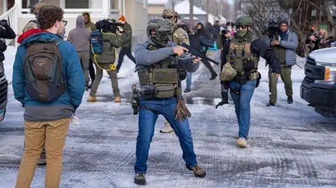 Getty Images: Агенти ICE на перехресті в Міннеаполісі після смерті Ренні Гуд
