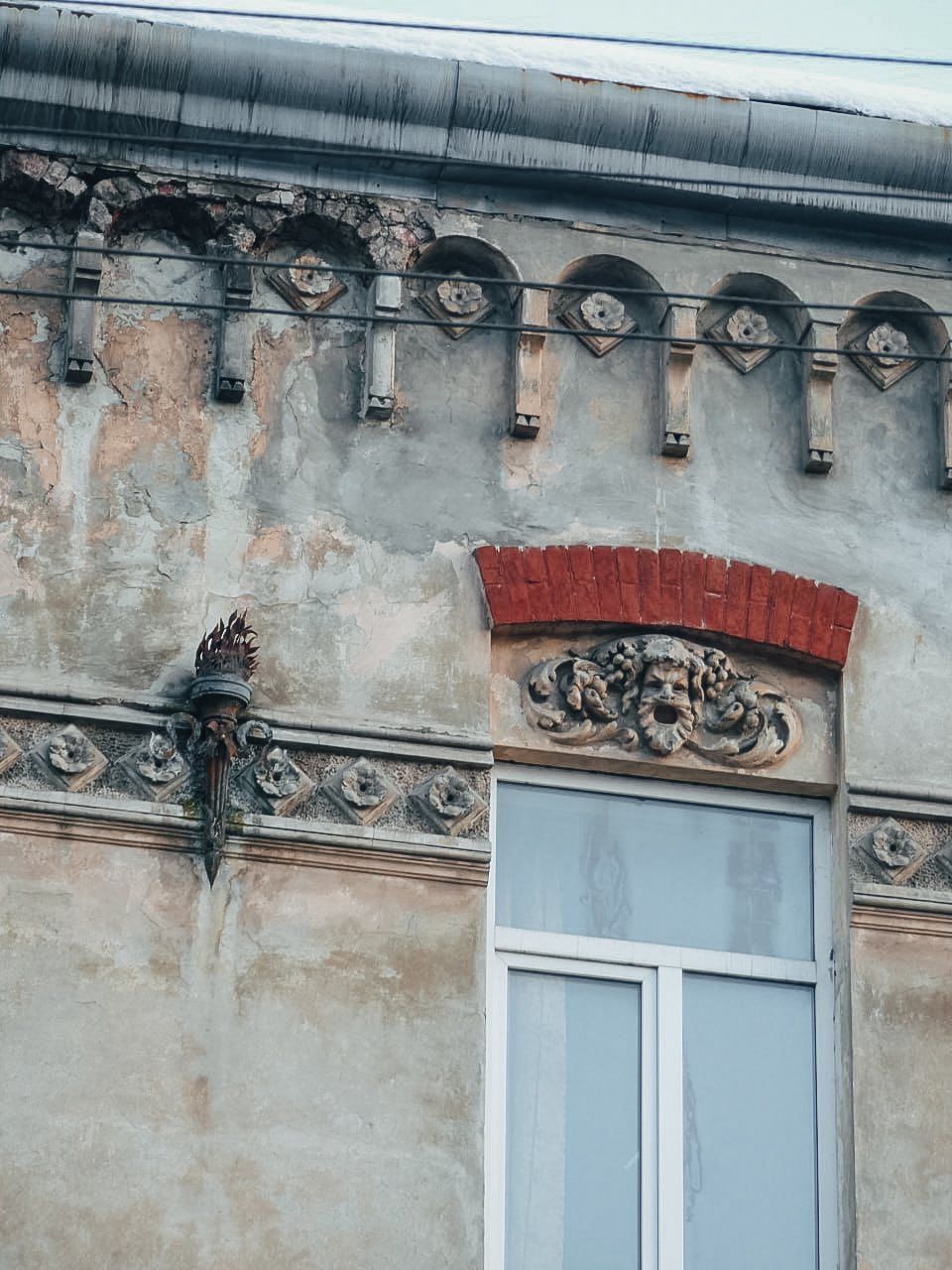 Факел на фризі між вікнами