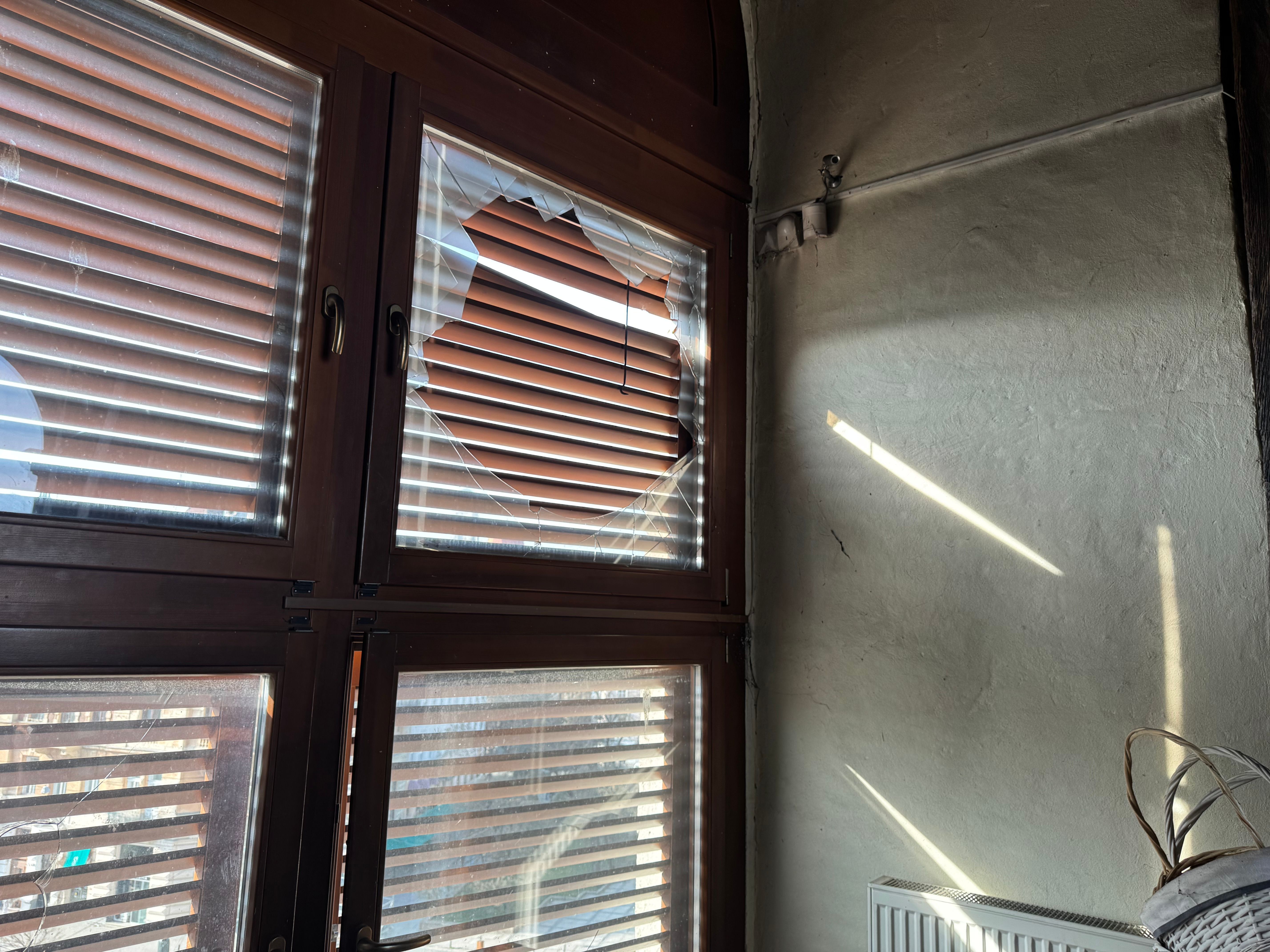 Інше вікно у дзвіниці теж пошкоджене, вибито шибки / Фото Omega