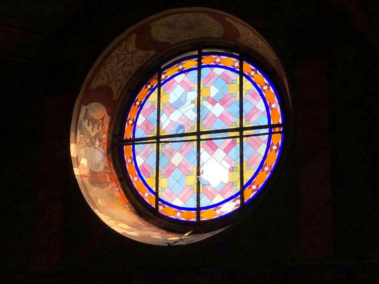 У церкві Андрія вибуховою хвилею вибило вітражі / Фото з фейсбуку Євгена Бойка