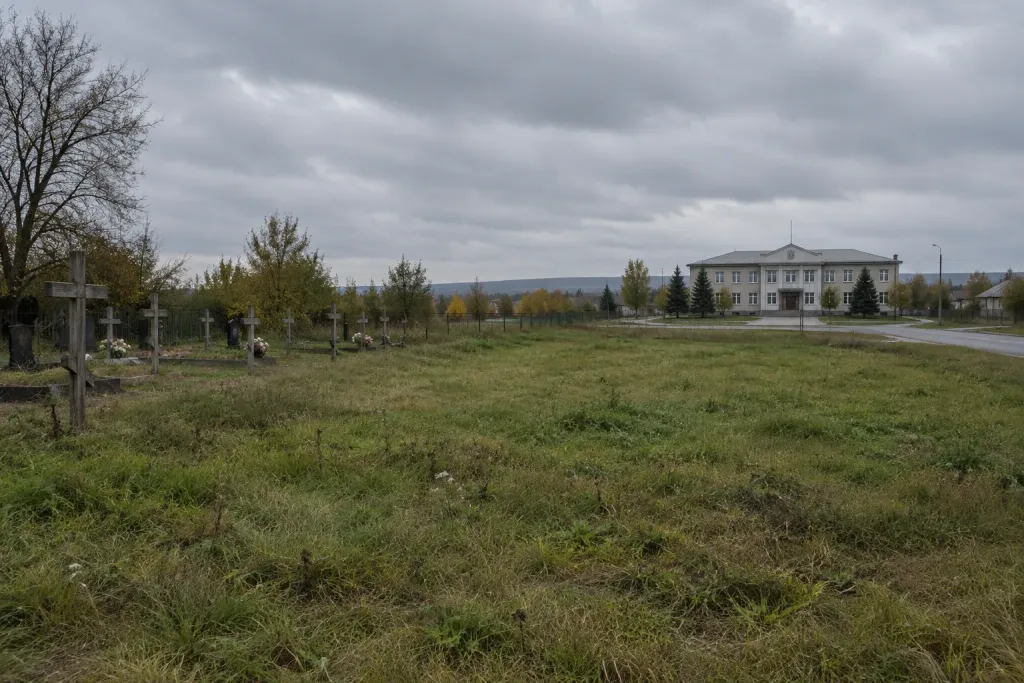 символічна ділянка біля кладовища та будівля міськради без людей