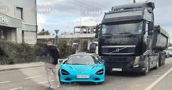 Ексклюзивний McLaren 750S Spider вартістю 300 тисяч євро потрапив у аварію з вантажівкою у Львові - ZAXID.NET