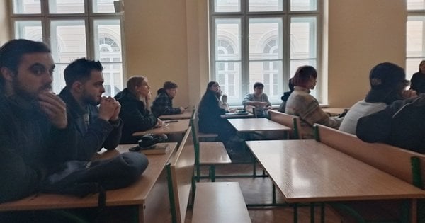 Під час обговорення молоді люди захопили аудиторію та лякали ножем - ZAXID.NET