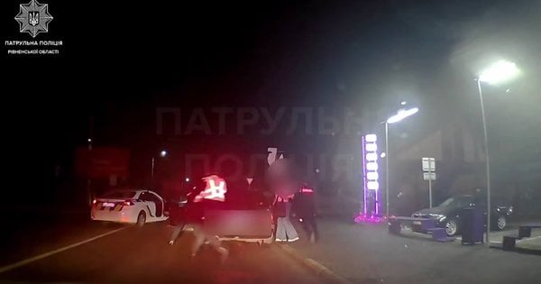 Пʼяний керманич BMW утік від поліції і збився об бордюр – деталі аварії у Рівному 4 жовтня