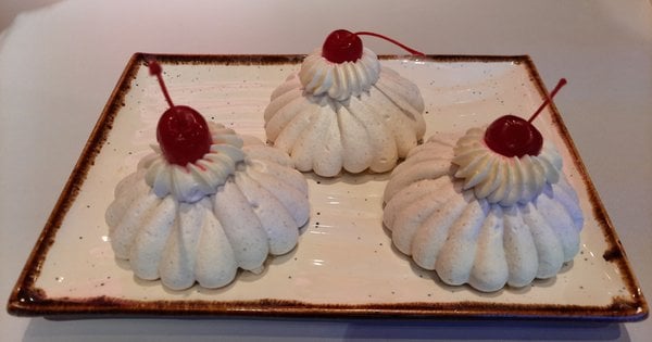 Солодкий шедевр Каринська: Євген Клопотенко представив тістечко в честь української дизайнерки