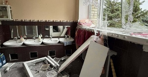 У Львові показали наслідки російського обстрілу: зруйновані вікна, пошкоджені дахи та вибиті двері