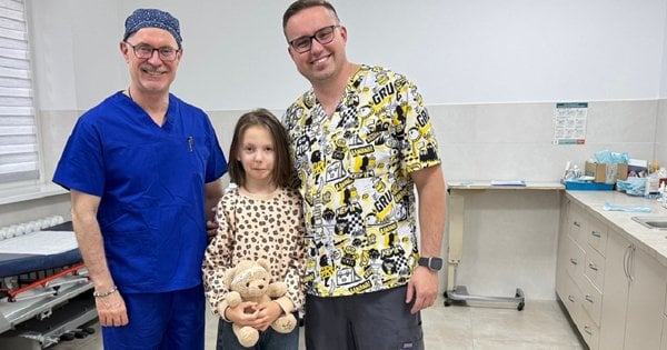 У Львові українські та турецькі хірурги успішно провели операцію 8-річній дівчинці з Тернополя з серйозною вродженою деформацією обличчя, яку за кордоном не ризикували оперувати.