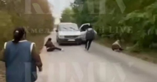 Жінки перекрили бус ТЦК на Хмельниччині — подробиці конфлікту у селі Стріхівці 16 жовтня 2025 року