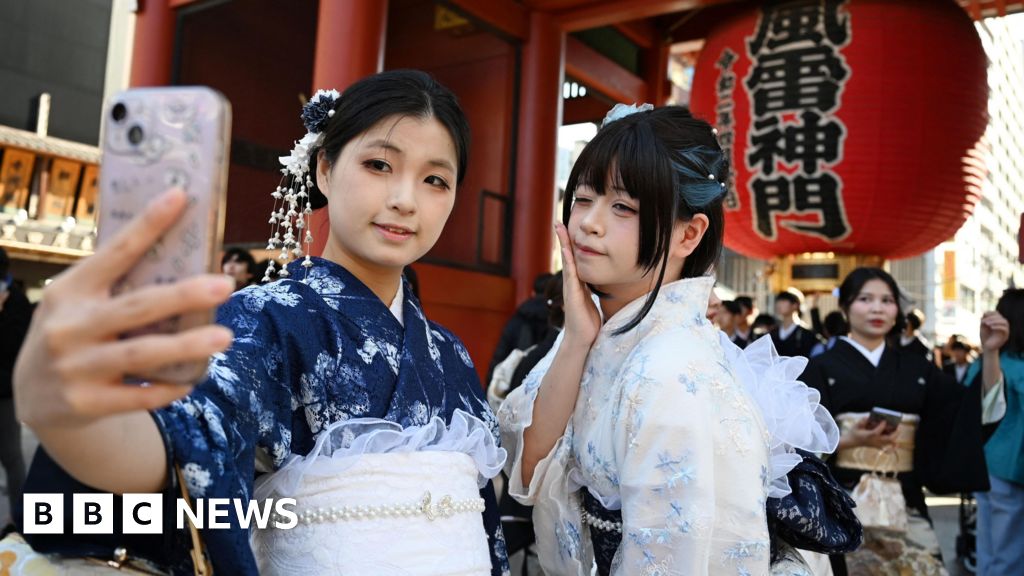 Акції японського туризму та роздрібної торгівлі впали після конфлікту з Китаєм