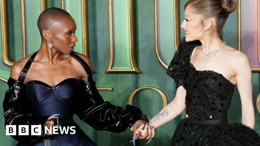 Аріана Гранде стає брюнеткою, прощаючись із Гліндою