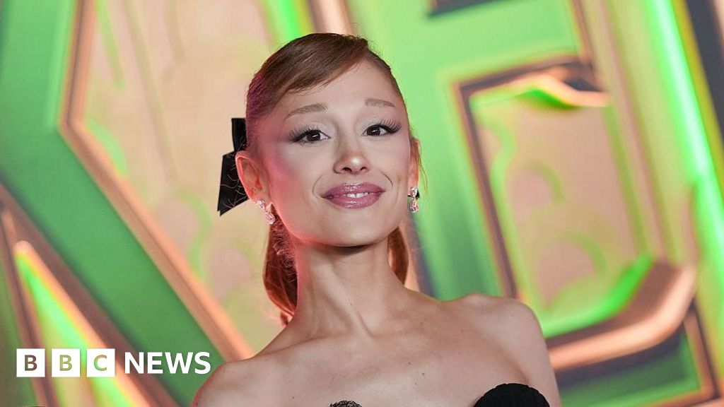 Чоловіка, який схопив Аріану Гранде на прем'єрі, заборонили в’їзд до Сінгапуру