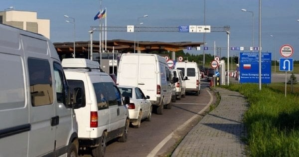 Львівський митник Степан Білаш уникнув відповідальності за провезення контрабандного буса.