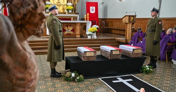 Перепоховання тіл польських солдатів зі Збоїщ у Мостиськах – фото