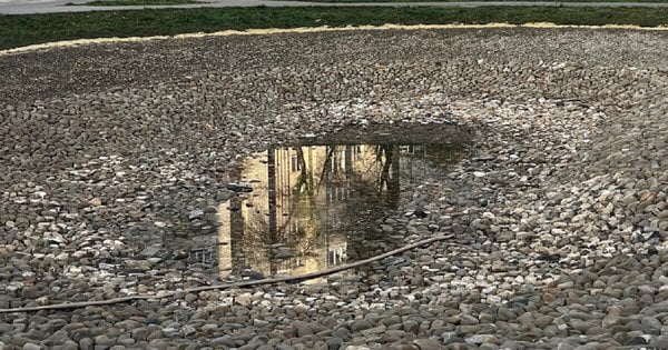 У Львові на вулиці Панча розпочали наповнювати озеро водою