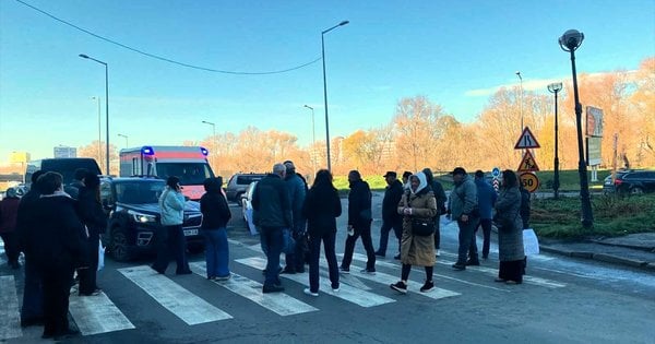 Власники сонячних електростанцій в Івано-Франківську перекрили дорогу, вимагаючи повернення коштів за зелений тариф.
