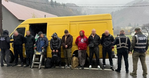 Як затримали чоловіків, які перевозили ухилянтів у Закарпатті, у бусі зі скловатою – відео