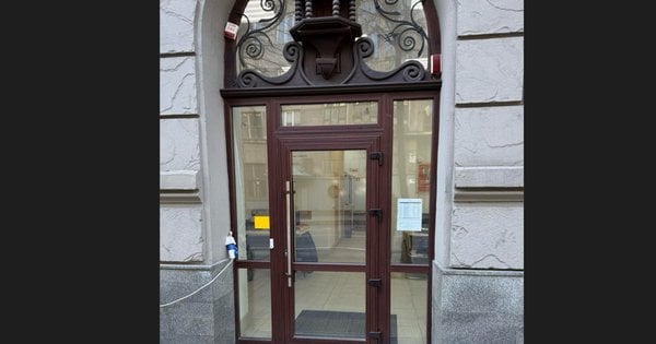 Житель Львова на вул. Зелена, 17 отримає штраф і замінить пластикові двері.