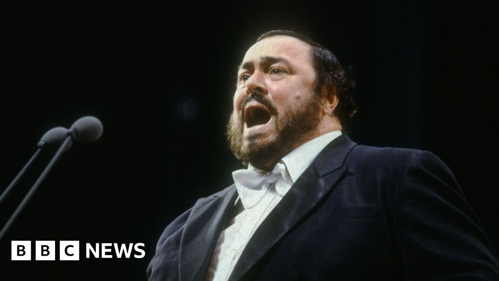 Італійське місто заморозило статую Паваротті по коліно в різдвяному льодовому катку, обуривши його вдову.