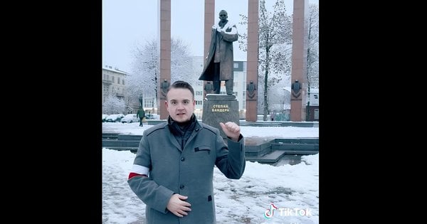 Польський політик, що підтримує Росію, зняв провокаційне відео біля меморіалу Бандері у Львові.