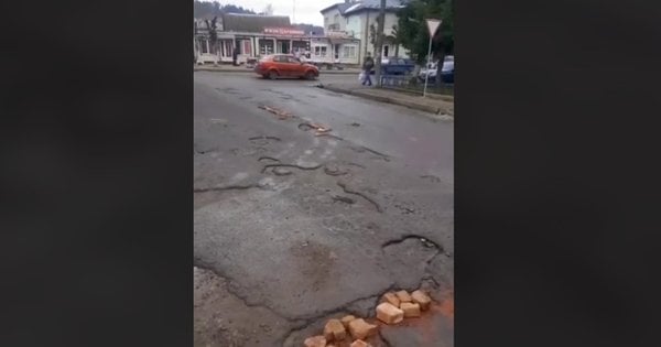 У центрі Хирова на Львівщині ямковий ремонт аварійної дороги провели битими цеглинами.