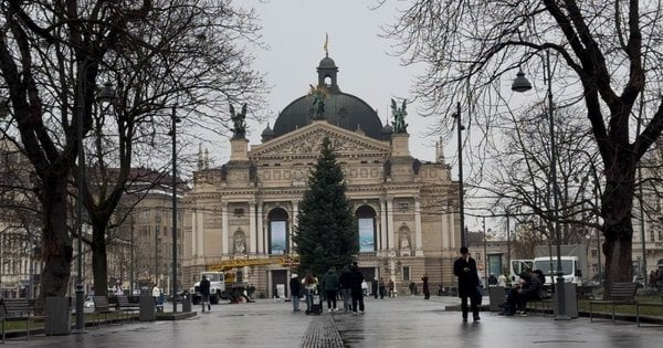 У Львові запалили центральну новорічну ялинку – дивіться, як вона виглядає: відео – ZAXID.NET