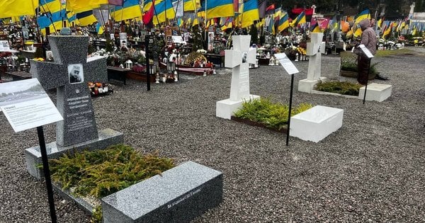 Який вигляд матимуть надгробні плити на військовому меморіалі – у Львові представили зразки: фото – ZAXID.NET