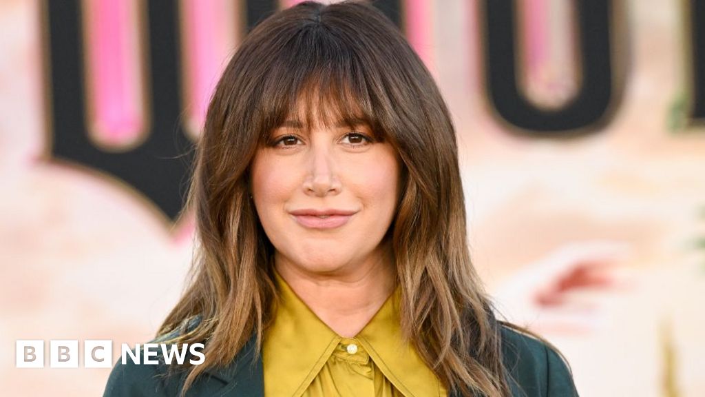 Акторка та співачка заявила, що покинула свою «токсичну мамську спільноту»