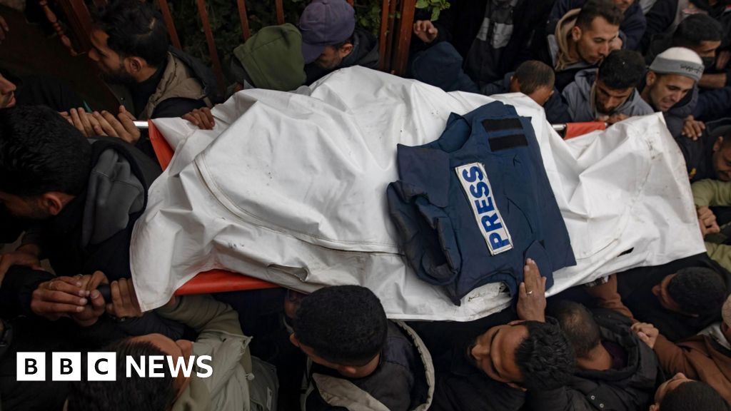 Ізраїльський удар по Газі забив трьох журналістів, повідомляють рятувальники.