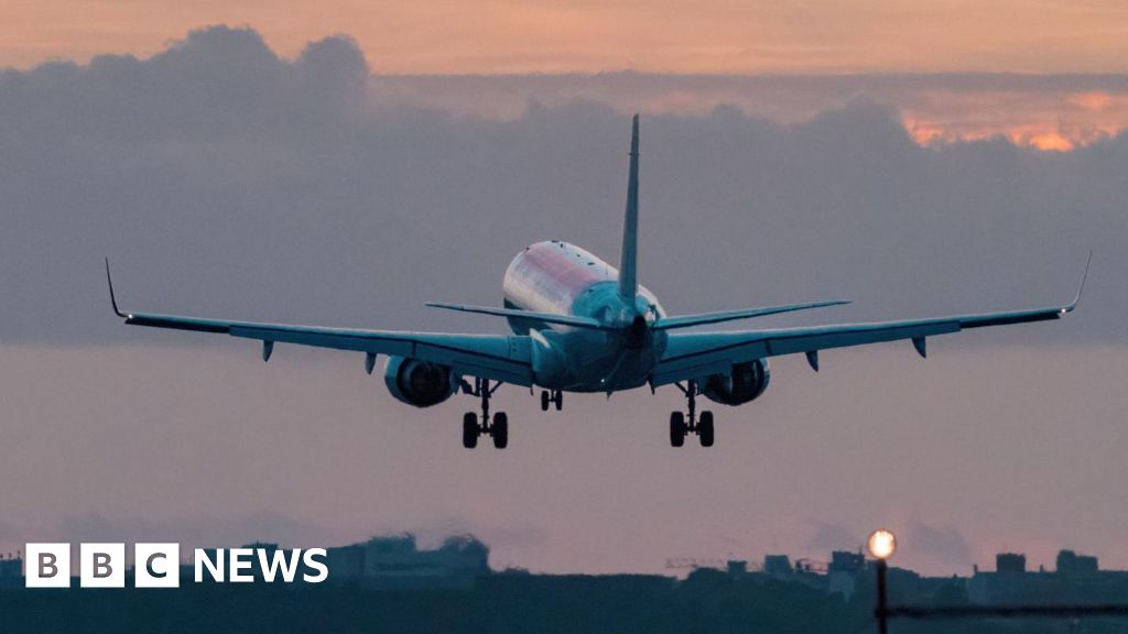 Канадський чоловік видавав себе за пілота, щоб безкоштовно літати сотні разів, кажуть прокурори.