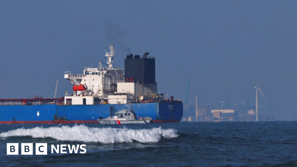 Капітан підозрюваного російського таємного танкера переданий французькій владі