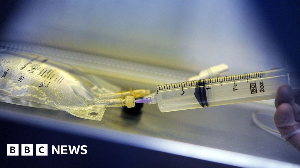 Німецьку медсестру, засуджену за вбивство, можуть розслідувати ще у справі 100 смертей.