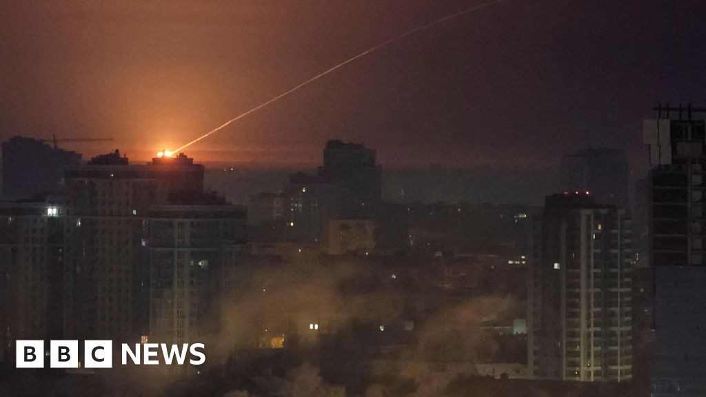 Парламент України та половина Києва залишилися без опалення через російські удари