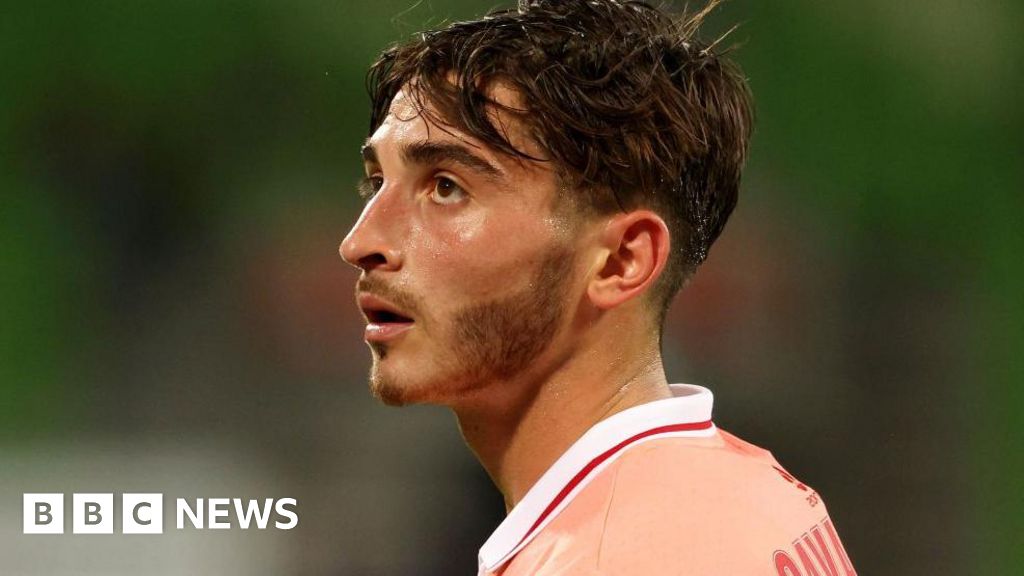 Перший гей-футболіст звинувачує колишній клуб у гомофобії.