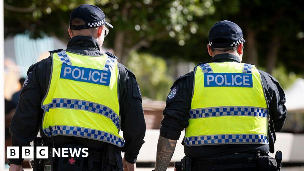 Пертський торговий центр евакуйовано через те, що чоловік кинув пристрій у натовп.