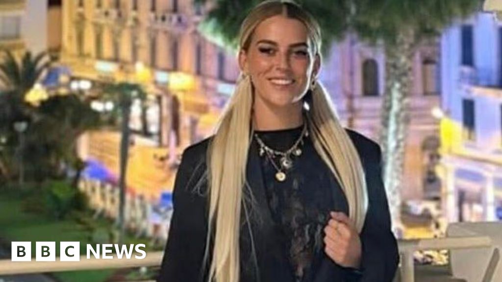 Працівник швейцарського бару, який нібито тримав бенгальський вогонь без усвідомлення небезпеки, за словами родини