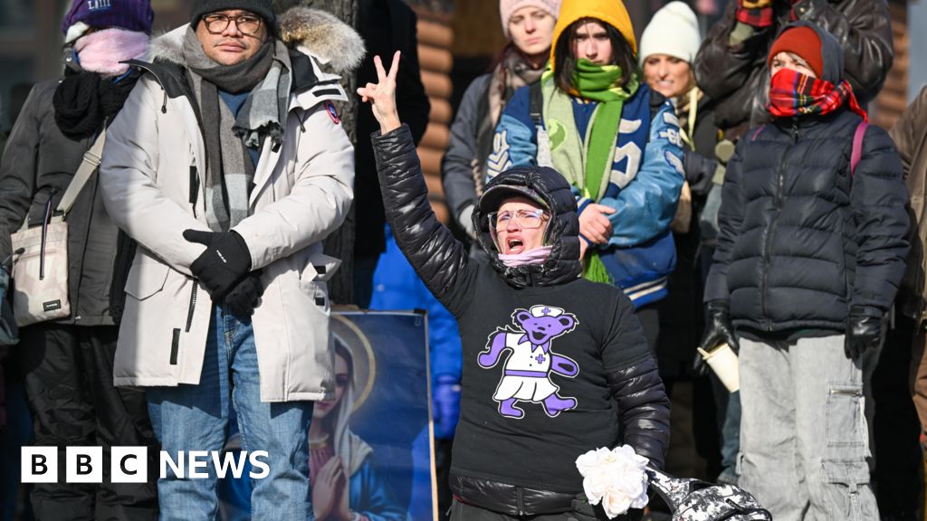 Протестувальники в Міннеаполісі вийшли на марш проти ICE, поки губернатор закликає Трампа відкликати агентів.