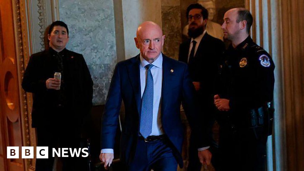 Сенатор Марк Келлі подає позов до Піта Хегсета через спробу знизити його в посаді.