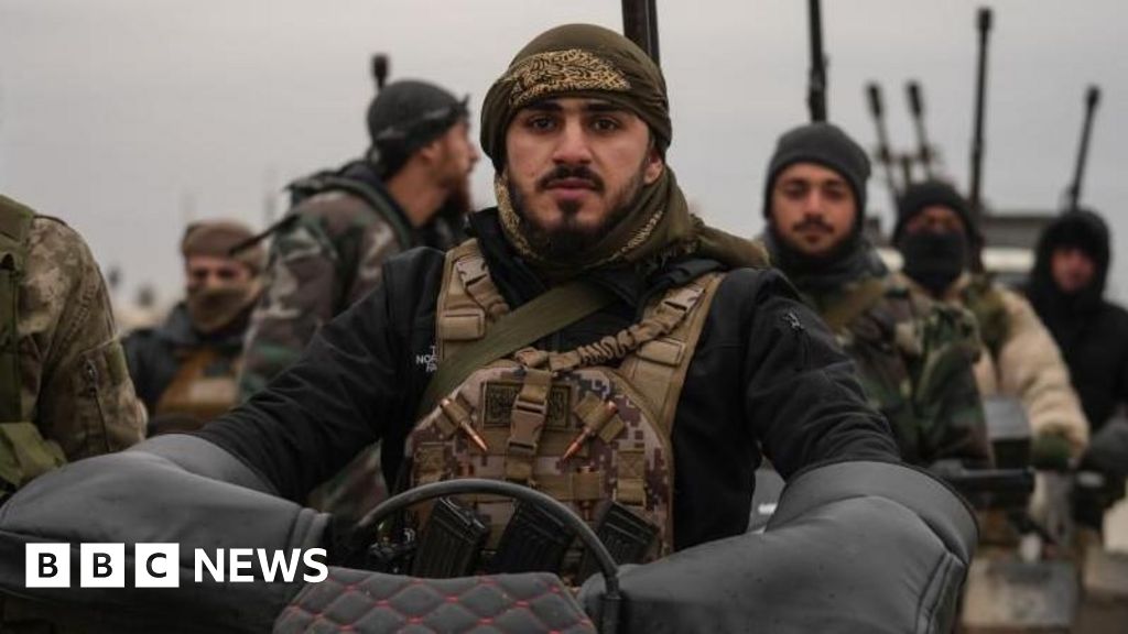 Сирійська армія вступає на схід Алеппо після відступу курдських сил.