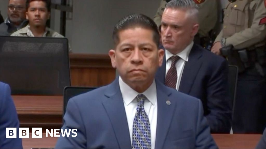 Техаське журі виправдало поліцейського за реагування на стрілянину в школі Ювальде