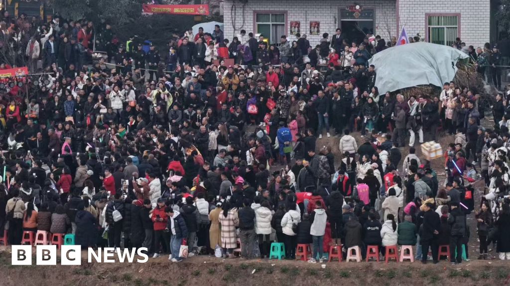 Тисячі з'їжджаються до села після звернення жінки у соцмережах