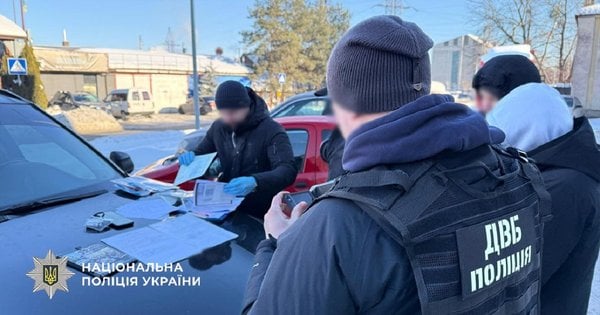 У Львові викрили незаконну торгівлю правами водія за 500 доларів