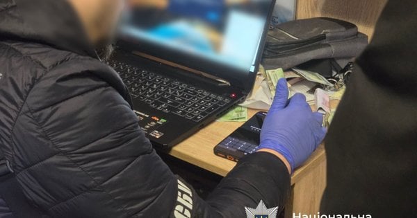 В Івано-Франківській області шахраї викрадали кошти з банківських карток українців – як працювала злочинна схема – фото
