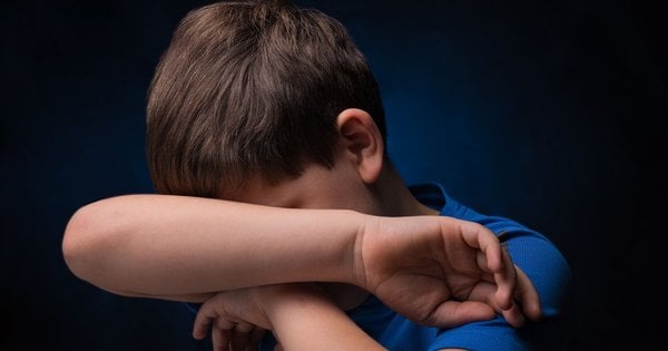 В Львові судили батька десятикласниці, який штовхнув її, зняв це на відео і виклав з російським дубляжем.