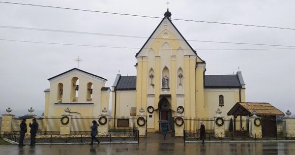 Верхня Білка: готичний костел та зруйнований російськими військами палац на Львівщині – світлини