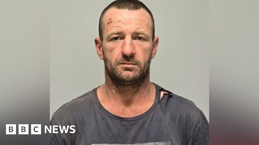 Втікач з Австралії, який був під заставою на момент нібито скоєних вбивств