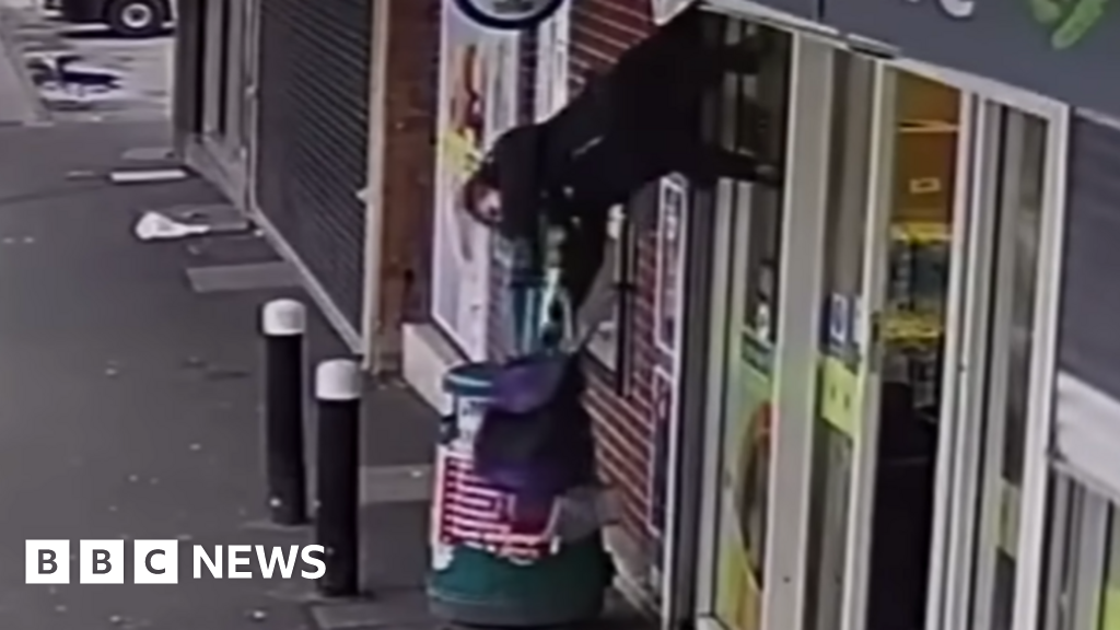 Жінка з Тонтега, яка застрягла у дверях магазину у відео, що стало вірусним у TikTok, померла.